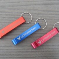 Décapsuleur en aluminium gravé « La Poulette Rose »